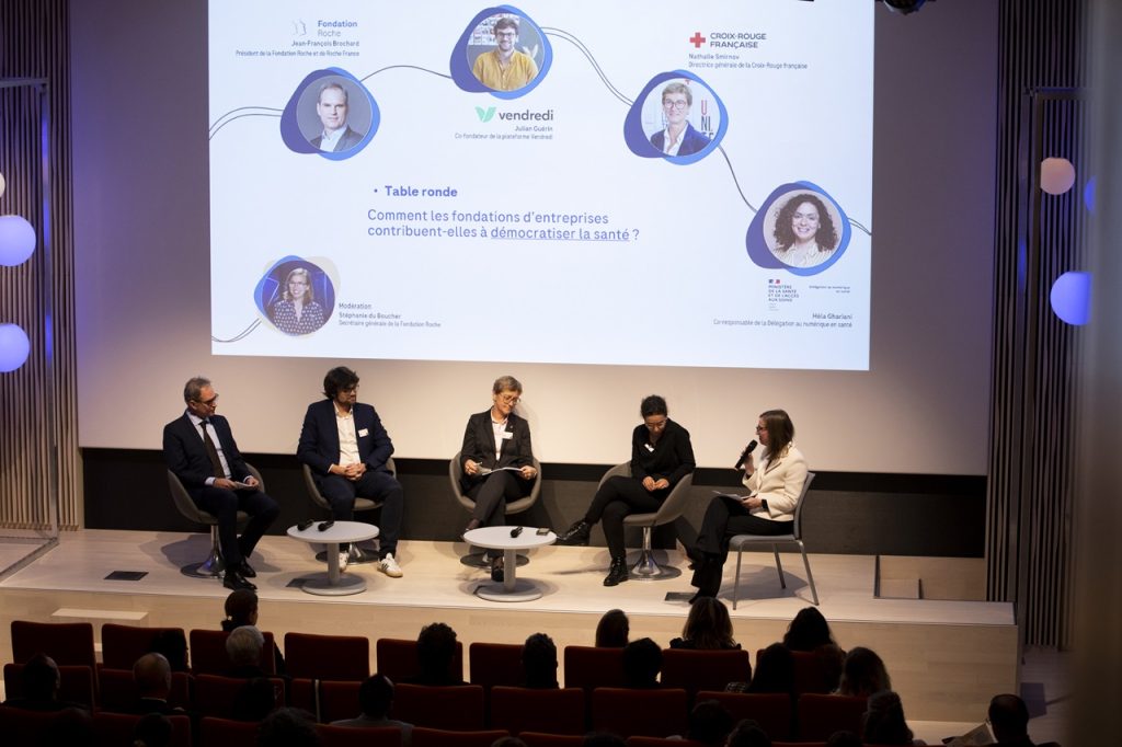 Table ronde autour de la question : comment les fondations d’entreprises contribuent elles à démocratiser la santé ?
De gauche à droite : Jean-François Brochard (Fondation Roche) ; Julian Guérin (Vendredi) ; Nathalie Smirnov (Croix-Rouge française) ; Héla Ghariani (DNS) et Stéphanie du Boucher (Fondation Roche).